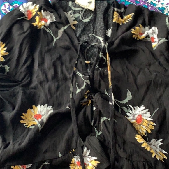 Cropped flowy floral lace up long sleeve top - Picture 2 of 2